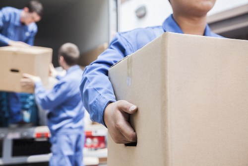 Loading a van for a moving service under clear booking terms